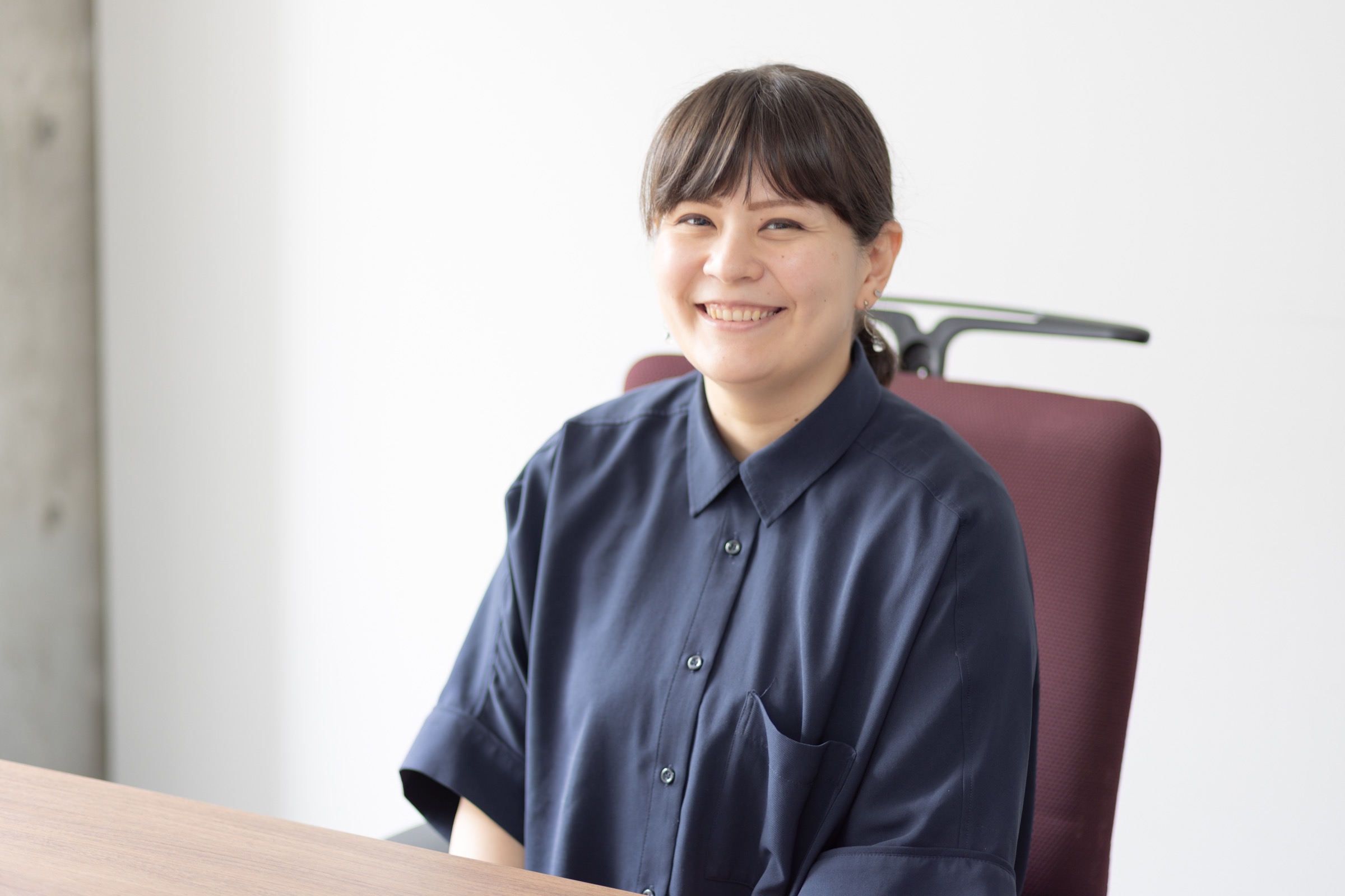 インタビューに答えるA.Vさん